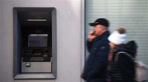 俄罗斯首款国产ATM机明年上市：搭载