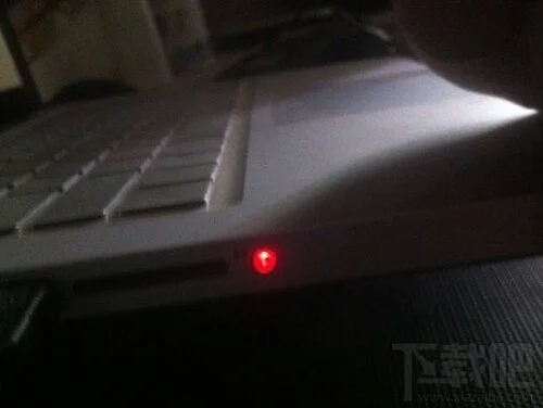 MacBook耳机孔亮红灯且扬声器没声