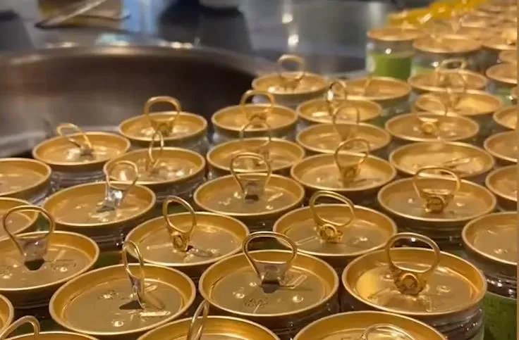 熊孩子火锅店连开59瓶香油什么情况