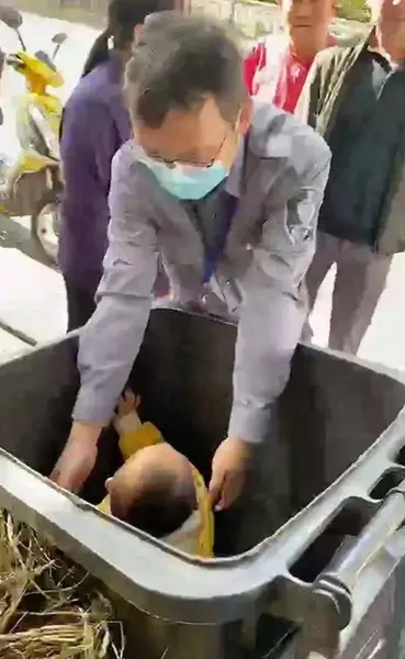 亲妈将两岁儿子当街扔进垃圾桶什么