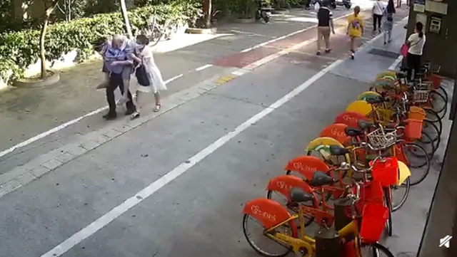 送医途中堵车辅警背老人百米冲刺画