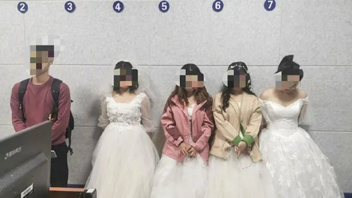 四女子铁路上拍艺术照被罚款怎么回