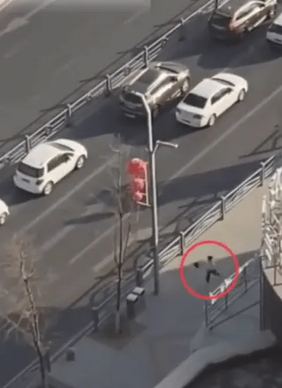 女孩每天狂奔踩点上班被老板拍下画面曝光 网友直呼不进国家队可惜了