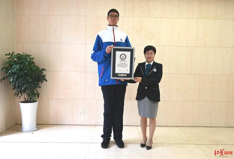 四川14岁男孩身高创吉尼斯纪录 14