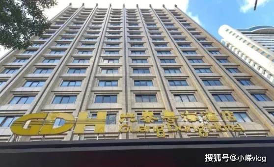 酒店男员工凌晨刷开女住客房门什么