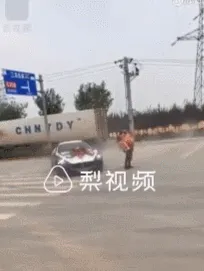 200万豪车被借走当婚车玩漂移画面