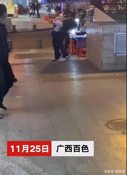 广西一男子当街锁喉割伤女子什么情