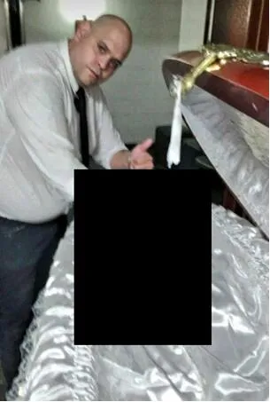 该男子与马拉多纳遗体“自拍”图源:外媒