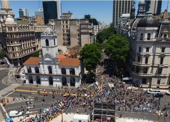 数十万球迷从各地赶来参加当天的悼念活动 图源:外媒