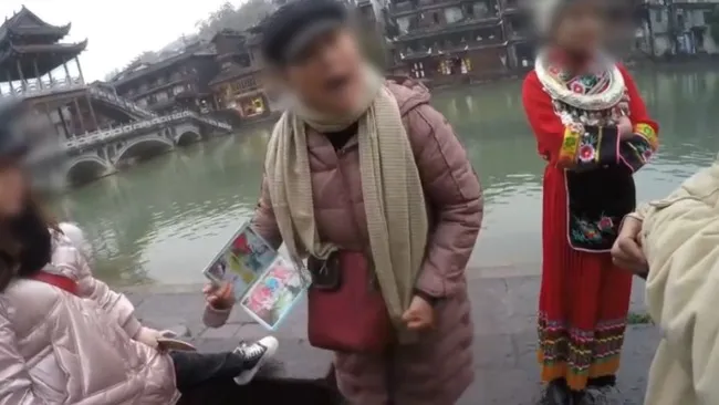 游客凤凰古城租衣服被禁止自拍什么