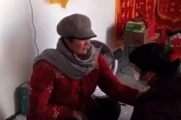 山东兰陵一女子靠手摸给人治病什么