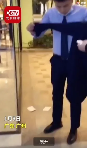 小伙贴7个暖宝宝后背冒烟怎么回事？