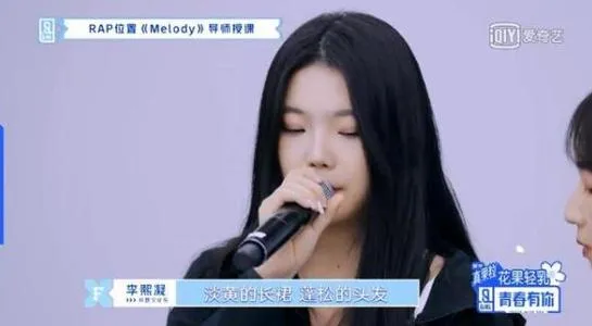 淡黄的长裙蓬松的头发是什么梗 淡