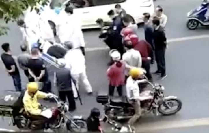 女子民政局门口遭丈夫暴打什么情况?夫妻两人离婚手续时争吵引发