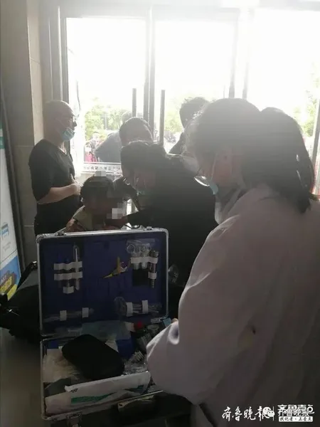 济南一男子坐在楼顶撒钱怎么回事?男子坐在楼顶撒钱30多个小时后被劝下