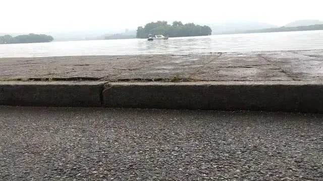 百万元豪车深夜冲进西湖什么情况?司机很郁闷车是问老板借来的