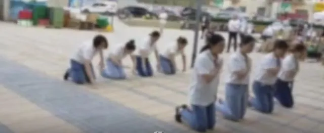 员工集体路边磕头感谢公司怎么回事