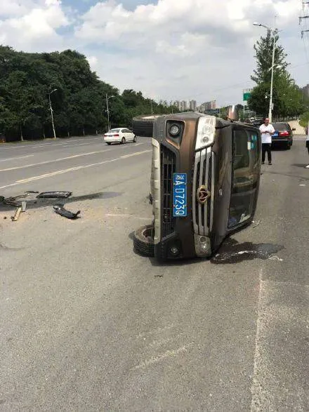 劳斯莱斯与长安相撞损失上百万,长安车全责只买了50万三责险