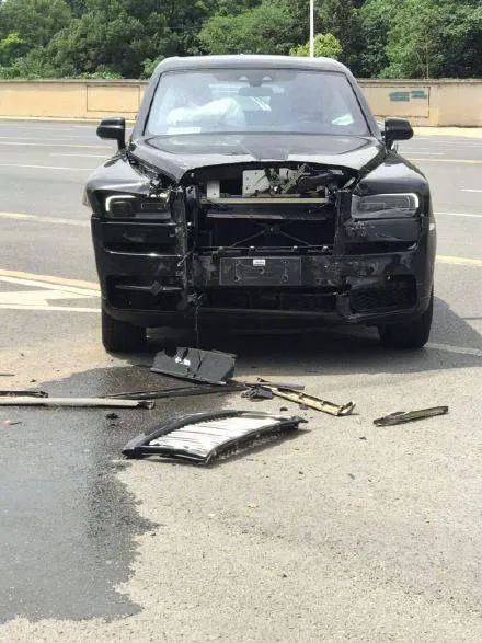 劳斯莱斯与长安相撞损失上百万,长安车全责只买了50万三责险