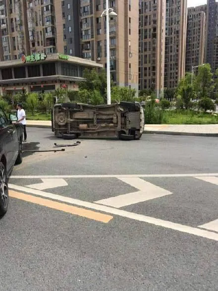 劳斯莱斯与长安相撞损失上百万,长安车全责只买了50万三责险