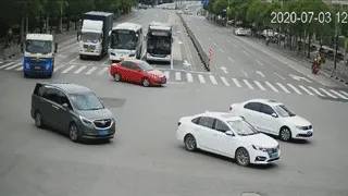 1000多箱茅台翻车什么情况？司机当街