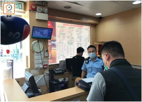 警方到附近餐馆查看“天眼”片段调查。(图源:“东网”)