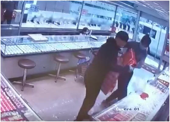 劫匪从柜台劫走多盘金器。(图源:“东网”)