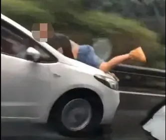 男子被顶引擎盖雨中疾驰30公里什么情况?画面曝光太危险了