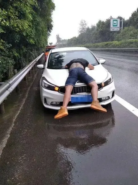 男子被顶引擎盖雨中疾驰30公里什么情况?画面曝光太危险了