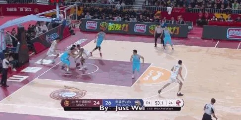 CBA裁判被误伤,劝架却被打到流鼻血