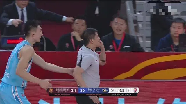 CBA裁判被误伤,劝架却被打到流鼻血