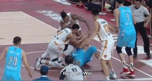 CBA裁判被误伤,劝架却被打到流鼻血