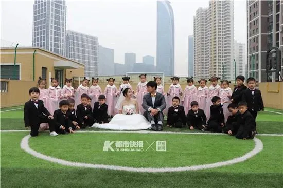 女老师把婚礼搬进幼儿园怎么回事?伴娘伴郎竟然都是宝宝