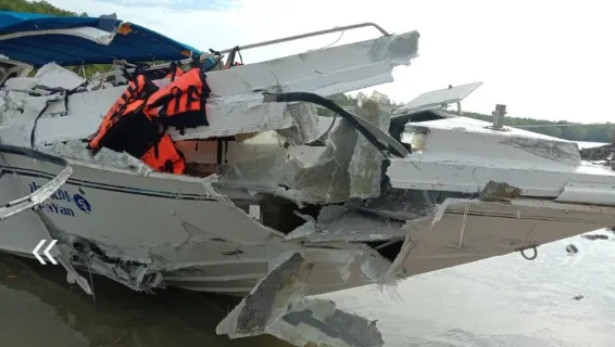 受损快艇 图源:“普吉岛新闻”( The Phuket News)