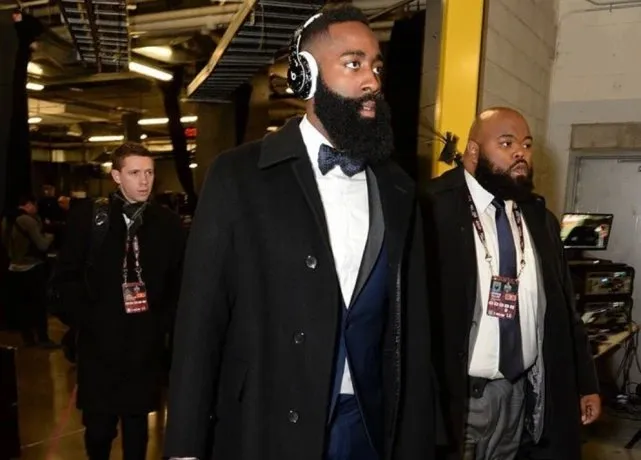 爆发冲突!火箭狂胜勇士30分,威少被驱逐,哈登保镖第一个冲上来