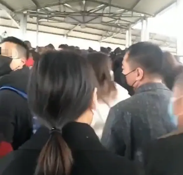 河南宝泉景区拥挤不堪什么情况?女士免票现场人满为患