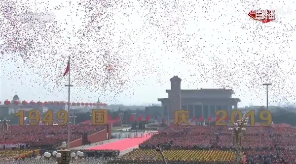 国庆7万只气球揭秘：乳胶材质+氦气 