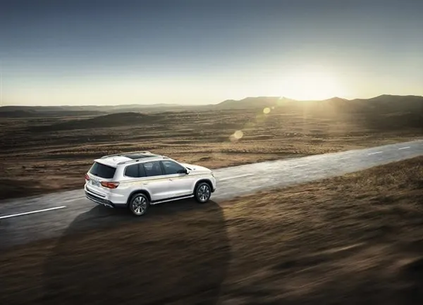 轴距2米85超普拉多!新款荣威RX8售16.88万起:2把锁+爱信6AT