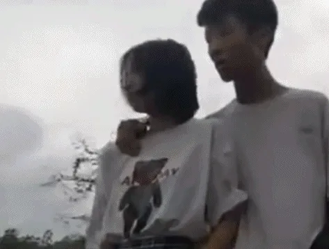 男女站铁轨边拍小视频 被火车风力