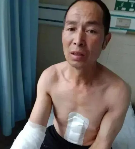男子持刀砸门被90后女孩反杀是怎么
