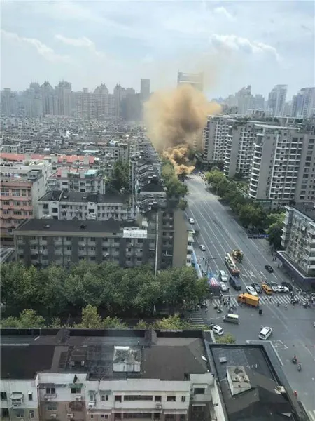杭州地面坍塌冒出黄色浓烟是怎么回