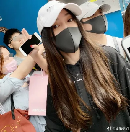baby在机场被保安推还借机搂她的腰