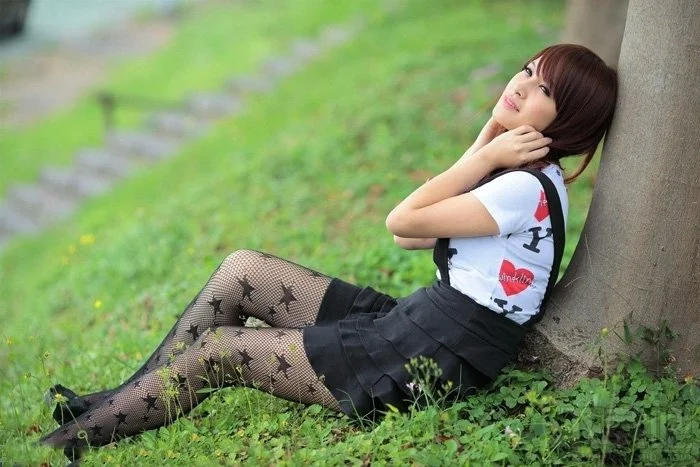 如何用Photoshop CC给依靠树干的美