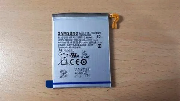 三星Galaxy Z Flip4电池的照片显示