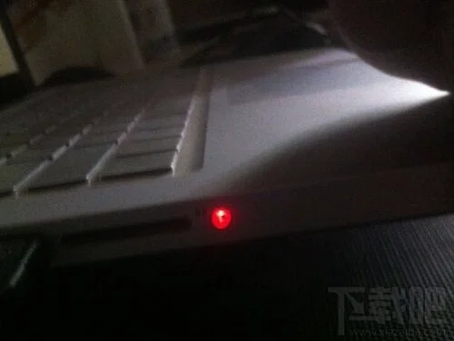 MacBook耳机孔亮红灯且扬声器没声怎么办 苹果笔记本亮红灯没声音怎么办